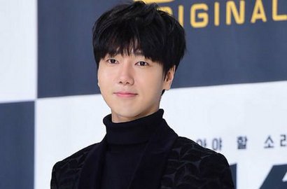 Ganteng Pakai Setelan Hitam, Yesung Curi Perhatian di Presscon 'Voice'