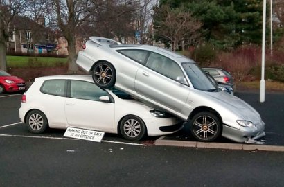 Bikin Heboh, Foto Dua Mobil Keren Bertumpukan Ini Jadi Viral
