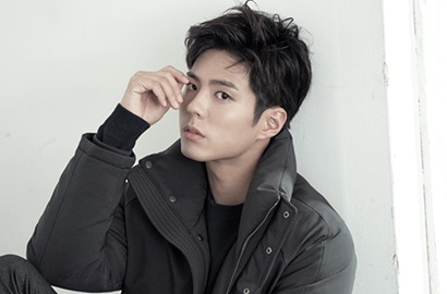 Siap Terbang ke Jakarta, Park Bo Gum Tebar Senyuman di Bandara Incheon