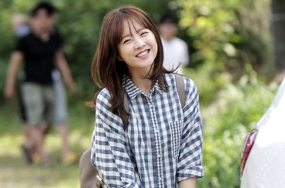 Rilis Poster, Park Bo Young Manis di 'Strong Woman Do Bong Soon'