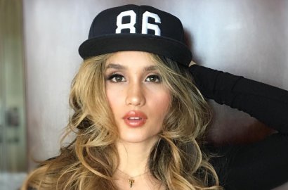 Pamer Pundak Mulus, Menggodanya Cinta Laura di Pemotretan Majalah Dewasa