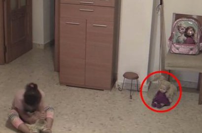 Ingin Awasi Anak, Rekaman CCTV 'Boneka Kerasukan' Ini Justru Bikin Merinding