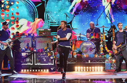 Coldplay Raup Pendapatan Fantastis dari Tur Dunia, Berapa?
