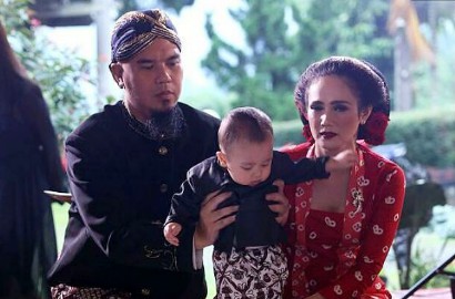 Anggun Berkebaya Merah, Belahan Dada Mulan Ngintip Bikin Netizen Salah Fokus