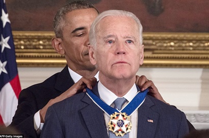 Diberi Medali Oleh Obama di Acara Perpisahan, Wapres Joe Biden Menangis Terharu