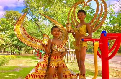 Pakai Daun dan Barang Bekas, Gaya Model Thailand Ini Justru Bikin Ngakak
