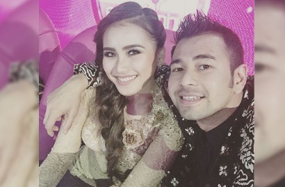 Usai Ajak Duduk di Pelaminan, Raffi Pamer Kaos Bertema Cinta Bareng Ayu Ting Ting