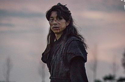 Bikin Kepo, Beredar Gong Yoo Syuting 'Goblin' Pakai Kostum Kim Shin di Era Modern