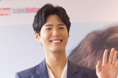 Ganteng Dibalut Jas Merah, Park Bo Gum Sapa Fans Pakai Bahasa Indonesia