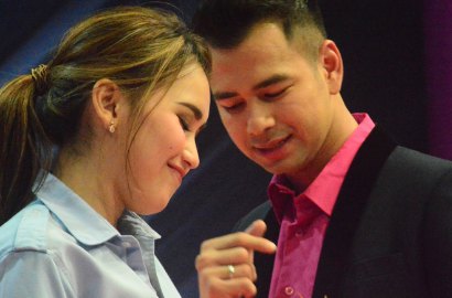 Raffi Ahmad Goda Ayu Ting Ting Soal 'Barangnya' Sambil Bersandar Manja, Netter: Semoga Kena Karma