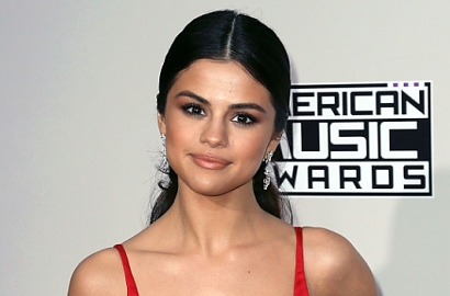 Pamer Foto Cantik nan Seksi, Selena Gomez Isyaratkan Proyek Rahasia