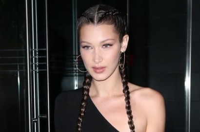 Adu Foto Seksi dengan Selena Gomez, Payudara Bella Hadid Menyembul Keluar