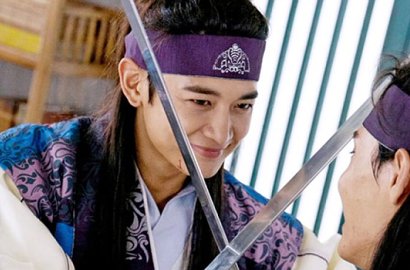 Syuting Adegan Mandi, Minho SHINee Ceria Pamer Abs di BTS 'Hwarang'