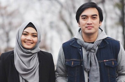 'Pelukan', Mesranya Rina Nose dan Mantan Suami Main Ski di 'Comedy Traveler'