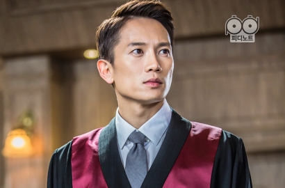 Jisung Pamer Tangan Misterius di Poster 'Defendant'