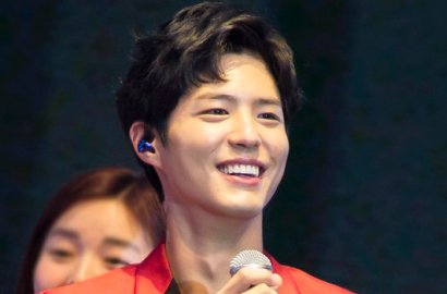 Pakai Batik di Fanmeeting, Gantengnya Park Bo Gum Bikin Fans Histeris