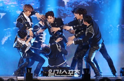 Pertama Kali Bawakan 'For Life', EXO Tampil Syahdu di GDA 2017