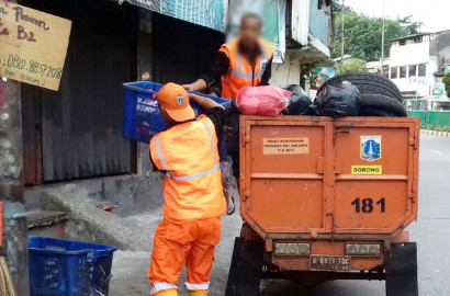Lurah Gelora Jelaskan Alasan Nenek Tinah Dipecat Pasukan Oranye Saat Ahok Cuti