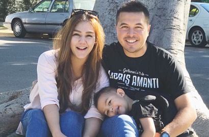 Di Tengah Cuaca Dingin Alaska, Sissy Priscillia-Suami Pamer Ciuman Mesra