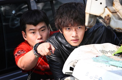 Penuh Api, Ji Chang Wook Lusuh di Foto Adegan 'Fabricated City'