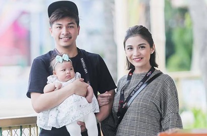 'Cemburu' Lihat Suami Cium' Anak, Chelsea Malah Dapat Kecupan Bertubi dari Glenn