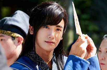 Ganteng-Ganteng Cantik, Hyungsik ZE:A Serius Baca Naskah di BTS 'Hwarang'