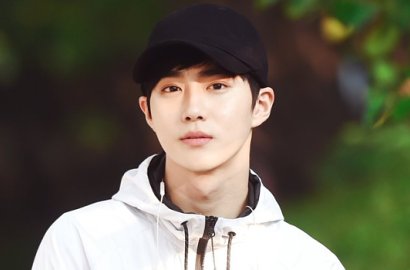 Berlatar Senja Pantai, Suho EXO Asyik Kencan di Poster 'Stars in Universe'