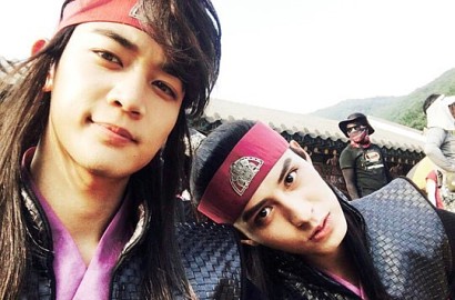 Bromance Nyolong Fokus, Do Ji Han-Minho Bikin Heboh Pelukan Mesra di BTS 'Hwarang'