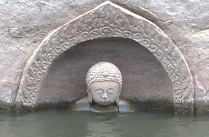 Heboh Patung Buddha Zaman Dinasti Ming Muncul di Waduk yang Surut