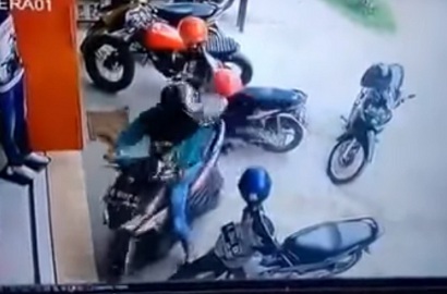 Kocak, Ini Video Remaja Keluarkan Motor dari Parkiran Yang Jadi Viral