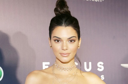 Syuting Film 'Ocean's Eight', Kendall Jenner Seksi Pakai Gaun Nerawang