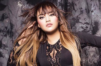 Unggah Foto Deretan Kartu Kredit, Aurel Hermansyah Dibully 'Tukang Pamer'