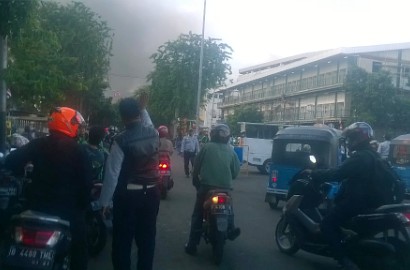 Pasar Senen Kebakaran Hebat, Petugas Kesulitan Padamkan Api