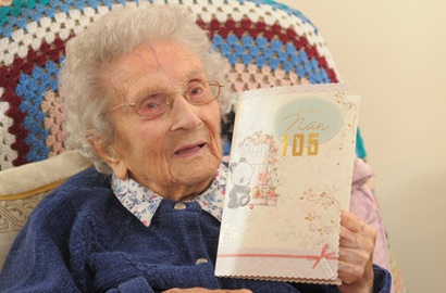 Berusia 105 Tahun, Nenek Buyut Keren Ini Masih Ingat Semua Nama Cucunya