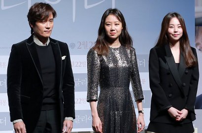 Lee Byung Hun-Gong Hyo Jin Sendu, Sohee Sumringah di Poster Baru 'Single Rider'