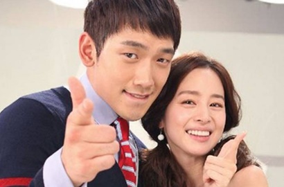 Rain Gagah, Kim Tae Hee Unyu Pakai Mini Dress di Foto Pernikahan