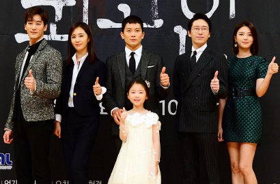 Pakai Jas Ala Pengacara, Yuri Serasi Gandeng Ji Sung di Jumpa Pers 'Defendant'