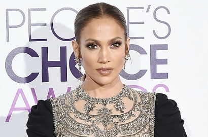Nyentriknya Gaun Jennifer Lopez cs di People's Choice Awards 2017