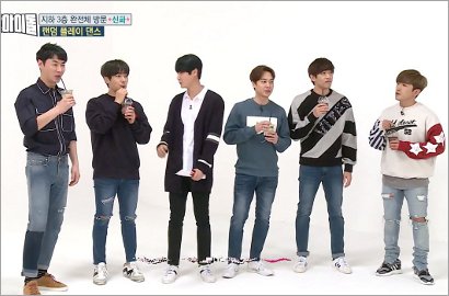 Kocaknya Shinhwa Peragakan Foto Bareng Sambil Asyik Raba Pantat di 'Weekly Idol'
