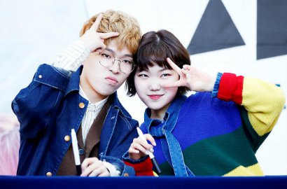 Alami Kesalahan Teknis Saat Manggung, Akdong Musician Rela 'Berbagi ' Mikrofon