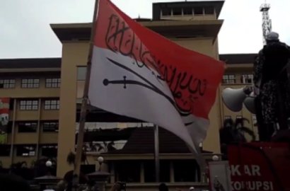Tak Hanya Tulisan Arab, Polisi Juga Usut Bendera RI Berlogo Metallica