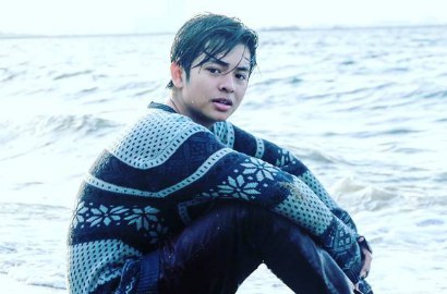 'Mermaid In Love 2 Dunia' Syuting di Pantai, Angga Aldi Santai Kulit Menghitam