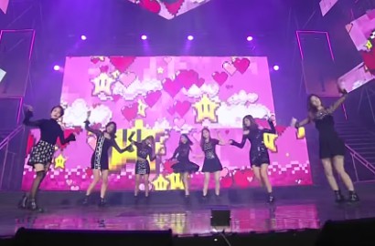 Tampil Gemerlap, Twice Medley 5 Lagu Sekaligus di SMA 2017