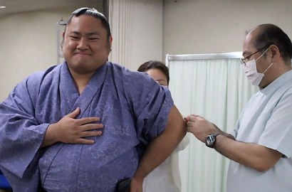 Bikin Ngakak, Intip Ekspresi Ketakutan Para Sumo Saat Disuntik