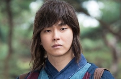 Yoon Kyun Sang Mengintip Seram di Poster 'Rebel Hong Gil Dong'