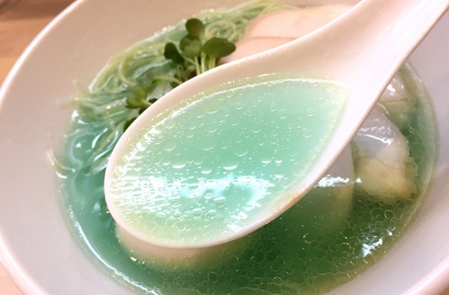 Bikin Ngiler, Restoran Ini Sajikan Ramen Unik Berkaldu Biru