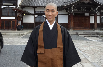 Selain Biksu Buddha, Pria Ini Ternyata Jadi Makeup Artis Profesional