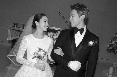 Banjir Doa, Rain-Kim Tae Hee Sumringah Foto Bareng Rekan Saat Menikah