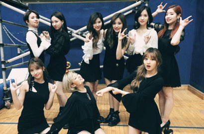Fans Twice Ubah Warna Lightstick Demi Dukung Grup Lain di SMA 2017