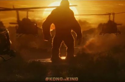 Ganas, Si Kera Raksasa Kong Hancurkan Helikopter di 'Kong: Skull Island'